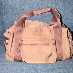 NWOT BEIS Sport Duffle Backpack in maple
